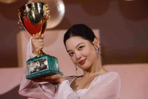 Award Winners, 82nd Venice International Film Festival Xin Zhilei after being awarded the Coppa Volpi for Best Actress for The Sun Rises on Us All . Venice, Italy 06 September 2025, Credit:Mirco Toniolo Avalon Italy, Venice  Copyright: xMircoxToniolox xAvalonx 1034802064
