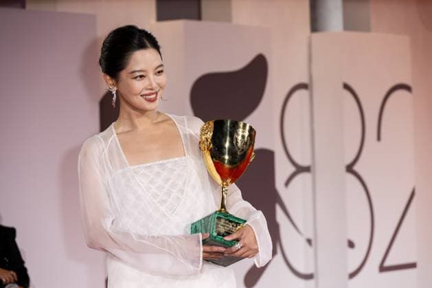 82nd Venice Film Festival Red carpet winners Palazzo del Cinema - Venice Lido, Italy Xin Zhilei 82nd Venice Film Festival Red carpet winners Palazzo del Cinema - Venice Lido, Italy 6th September 2025  Copyright: xMAXxMONTINGELLI SGPx
