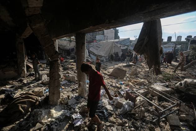 News Themen der Woche KW36 Palestinians inspect the site of an overnight Israeli air strike on a school that was sheltering displaced people Palestinians inspect the site of an overnight Israeli air strike on a school that was sheltering displaced people, in Gaza City, September 7, 2025. Photo by Omar Ashtawy apaimages Gaza city Gaza Strip Palestinian Territory 070925_Gaza_OSH_00(9) Copyright: xapaimagesxOmarxAshtawyx xapaimagesx