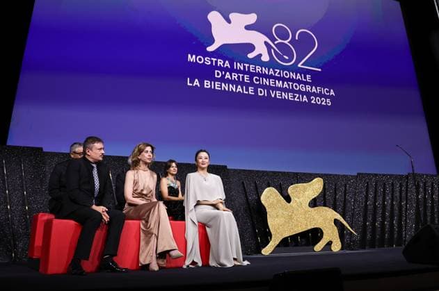 (250907) -- VENICE, Sept. 7, 2025 -- Zhao Tao (1st R), a member of the 82nd Venice International Film Festival jury, attends the awarding ceremony of the film festival in Venice, Italy, Sept. 6, 2025. The 82nd edition of the Venice International Film Festival ran from Aug. 27 to Sept. 6 at the Lido island of the Italian lagoon city, with 21 films in the main competition lineup. ) ITALY-VENICE-FILM FESTIVAL-AWARDING CEREMONY LixJing 