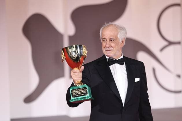 (250907) -- VENICE, Sept. 7, 2025 -- Italian actor Toni Servillo poses with the trophy after winning the award of Best Actor for the film La Grazia at the 82nd Venice International Film Festival in Venice, Italy, Sept. 6, 2025. The 82nd edition of the Venice International Film Festival ran from Aug. 27 to Sept. 6 at the Lido island of the Italian lagoon city, with 21 films in the main competition lineup. ) ITALY-VENICE-FILM FESTIVAL-AWARDING CEREMONY LixJing 