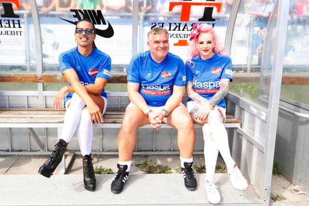 Bilder des Jahres 2025, Entertainment 09 September Entertainment Themen der Woche KW36 Jorge Gonzalez, Elton und Bella la Donna beim Benefiz Fussballspiel Kicken mit Herz zugunsten der Kinder Herzstation der Universitaetsklinik Eppendorf (UKE) am 7.09.2025 in Hamburg Kicken mit Herz 2025 Benefiz Event in Hamburg *** Jorge Gonzalez, Elton and Bella la Donna at the charity football match Kicken mit Herz in aid of the childrens heart ward at the Eppendorf University Hospital UKE on 7 September 2025 in Hamburg Kicken mit Herz 2025 charity event in Hamburg 