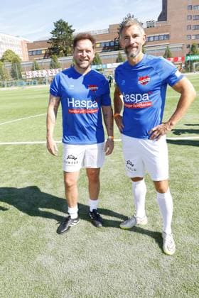 Johannes Oerding and Micky Beisenherz at the charity football match Kicken mit Herz for the benefit of the childrens heart ward of the University Hospital Eppendorf UKE on 7 09 2025 in Hamburg Kicken mit Herz 2025 charity event in Hamburg