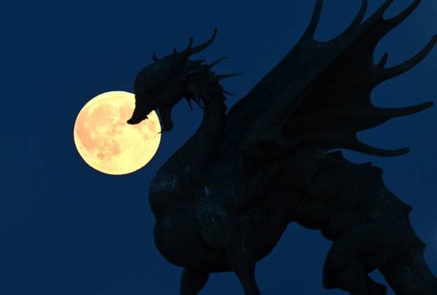 News Themen der Woche KW36 Russia Lunar Eclipse 8999107 07.09.2025 The full moon is seen before of a total lunar eclipse in Kazan, Republic of Tatarstan, Russia. This total lunar eclipse is visible from anywhere on the night-time side of the Earth (Europe, Africa, Asia, Australia). During totality, the Moon turns a reddish color, also known as a Blood Moon. Maksim Bogodvid Sputnik Kazan Republic of Tatarstan Russia  Copyright: xMaksimxBogodvidx
