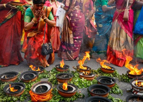 Bilder des Jahres 2025, News September 09 News Themen der Woche KW36 Thousands attend annual Chariot Festival in Lewisham, London, UK London, UK, 07th Sep 2025. At the end of the procession, women put down their burning incense containers behind the chariots by the temple, to pay their respects. Hindu devotees, mostly from the Tamil community, take part in the annual Chariot Festival with a vibrant and cheerful procession from the Sivan Kovil Temple through the streets of Lewisham. The deities of Ganesha and Lord Shiva are carried in decorated chariots. Devotees make offerings of milk, burning incense, coconuts or fruit., Credit:Imageplotter Avalon  Copyright: xImageplotterx xAvalonx 1035024897