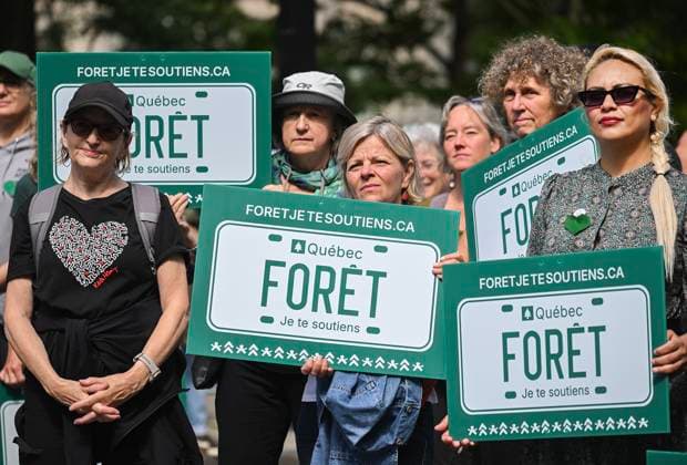 September 7, 2025, Montreal, Pq, Canada: People take part in a Meres au front Montreal protest outside the office of Quebec Premier Francois Legault in Montreal, Sunday, Sept., 7, 2025. Montreal Canada - ZUMAc35_ 20250907_zaf_c35_010 Copyright: xGrahamxHughesx