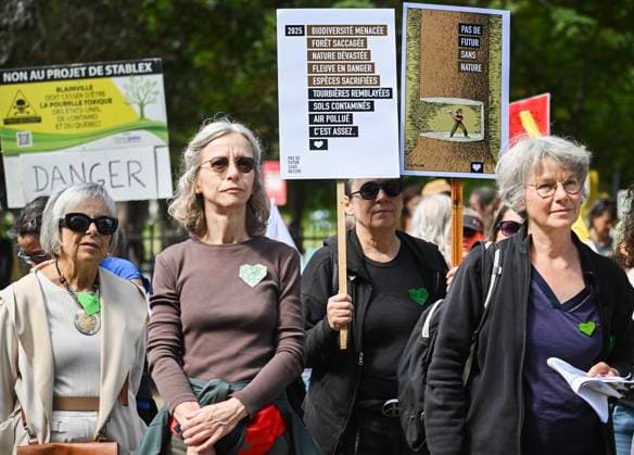 September 7, 2025, Montreal, Pq, Canada: People take part in a Meres au front Montreal protest outside the office of Quebec Premier Francois Legault in Montreal, Sunday, Sept., 7, 2025. Montreal Canada - ZUMAc35_ 20250907_zaf_c35_047 Copyright: xGrahamxHughesx