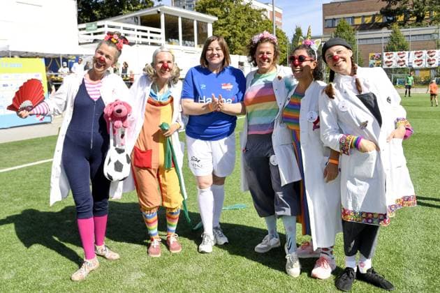 Katharina Fegebank with the University Hospital Hamburg team at the Kicken mit Herz event at STADION HOHELUFT in Hamburg on 07 09 2025