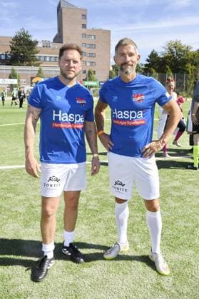Johannes Oerding and Micky Beisenherz at Kicken mit Herz at STADION HOHELUFT in Hamburg on 07 09 2025