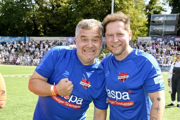 Elton and Johannes Oerding at Kicken mit Herz at STADION HOHELUFT in Hamburg on 07 09 2025