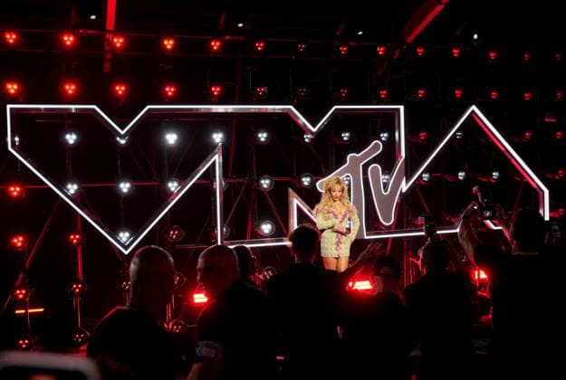 Doja Cat arrives on the red carpet at the 2025 MTV Video Music Awards VMA s at the UBS Arena in Elmont, New York on Sunday, September 07, 2025.  MTV20250907104 AngelinaxKatsanis