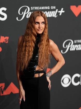 Ashlee Simpson arrives on the red carpet at the 2025 MTV Video Music Awards VMA s at the UBS Arena in Elmont, New York on Sunday, September 07, 2025.  MTV20250907109 AngelinaxKatsanis