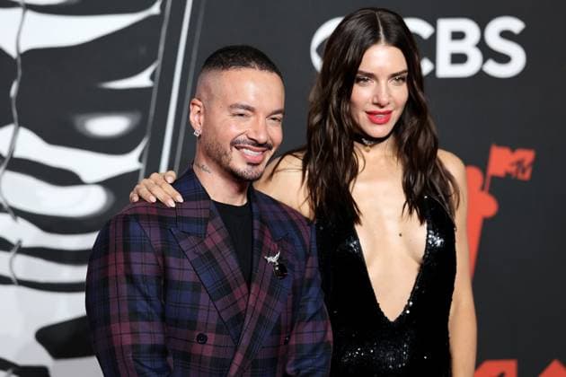 Colombian singer J Balvin poses with his wife Valentina Ferrer during the red carpet at the MTV Video Music Awards (VMAs) in New York, United States, 07 September 2025. Red carpet at the MTV Video Music Awards !ACHTUNG: NUR REDAKTIONELLE NUTZUNG!  Copyright: xOctavioxGuzmánx AME7216 20250907-55017856672_1