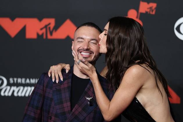 Colombian singer J Balvin receives a kiss from his wife Valentina Ferrer on the red carpet at the MTV Video Music Awards (VMAs) in New York, United States, 07 September 2025. Red carpet at the MTV Video Music Awards !ACHTUNG: NUR REDAKTIONELLE NUTZUNG!  Copyright: xOctavioxGuzmánx AME7215 20250907-55017856671_1