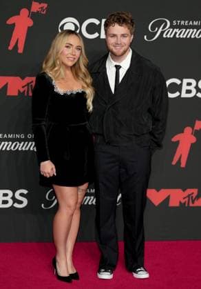 Alex Warren (R) arrives on the red carpet at the 2025 MTV Video Music Awards VMA s at the UBS Arena in Elmont, New York on Sunday, September 07, 2025.  MTV20250907165 AngelinaxKatsanis