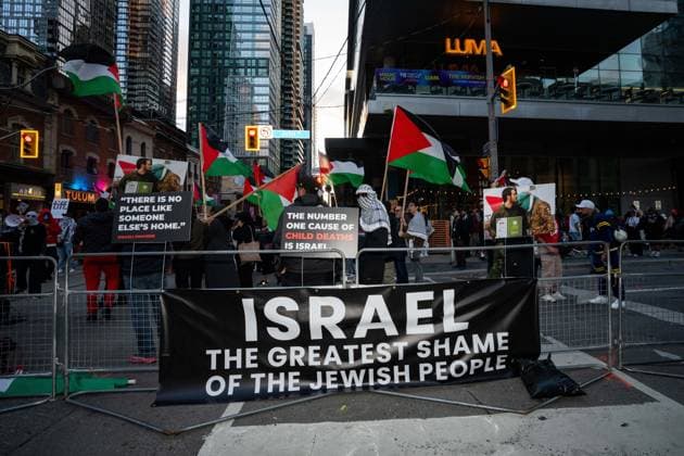 September 7, 2025, Toronto, On, Canada: Pro-Palestinian protesters gather at the Toronto International Film Festival in Toronto on Sunday, September 7, 2025. Toronto Canada  - ZUMAc35_ 20250907_zaf_c35_135 Copyright: xArlynxMcadoreyx