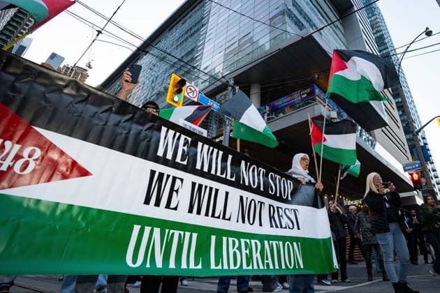 News Themen der Woche KW36 News Bilder des Tages September 7, 2025, Toronto, On, Canada: Pro-Palestinian protesters gather at the Toronto International Film Festival in Toronto on Sunday, September 7, 2025. Toronto Canada  - ZUMAc35_ 20250907_zaf_c35_137 Copyright: xArlynxMcadoreyx