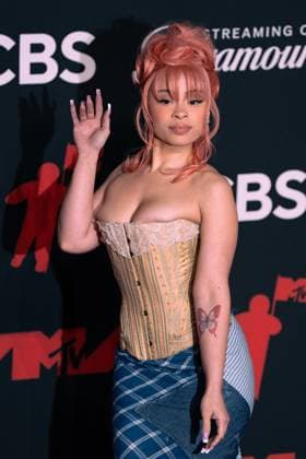 Ice Spice arrives on the red carpet at the 2025 MTV Video Music Awards VMA s at the UBS Arena in Elmont, New York on Sunday, September 07, 2025.  MTV20250907913 AngelinaxKatsanis