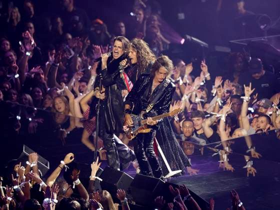 Entertainment Themen der Woche KW36 Entertainment Bilder des Tages YUNGBLUD, Steven Tyler and Joe Perry perform at the 2025 MTV Video Music Awards VMA s at the UBS Arena in Elmont, New York on Sunday, September 7, 2025.  MTV20250907236 JohnxAngelillo