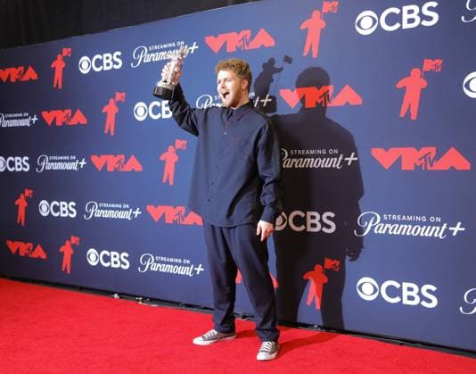 Alex Warren arrives in the press room at the 2025 MTV Video Music Awards VMA s at the UBS Arena in Elmont, New York on Sunday, September 07, 2025.  MTV20250907823 SerenaxXuxNing