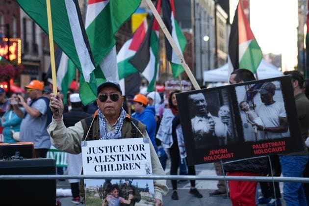 Pro-Palestinian protest at the Toronto International Film Festival TORONTO, CANADA - SEPTEMBER 7 : People gather for a pro-Palestinian protest at the Toronto International Film Festival on September 7, 2025 in Toronto, Ontario, Canada. Mert Alper Dervis Anadolu Toronto Canada. Editorial use only. Please get in touch for any other usage.  Copyright: x2025xAnadoluxMertxAlperxDervisx