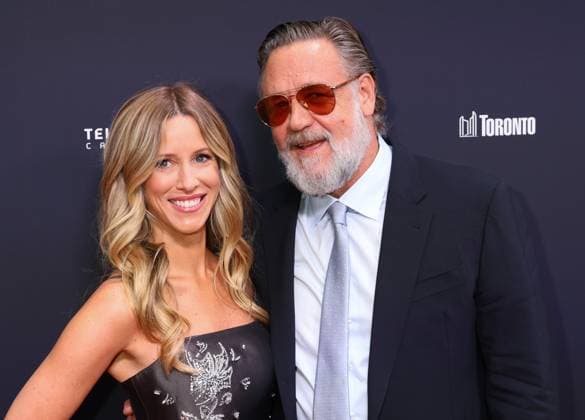 50eme Festival du Film de Toronto September 7, 2025 50th Toronto International Film Festival Red carpet of the film Nuremberg Russell Crowe and his girlfriend Britney Theriot 448426 2025 09 07 Toronto Canada  Copyright: xIsabellexVautierx xStarfacex STAR_448426_074