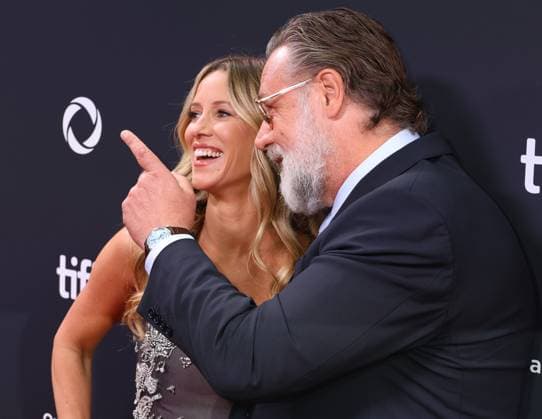 50eme Festival du Film de Toronto September 7, 2025 50th Toronto International Film Festival Red carpet of the film Nuremberg Russell Crowe and his girlfriend Britney Theriot 448426 2025 09 07 Toronto Canada  Copyright: xIsabellexVautierx xStarfacex STAR_448426_075