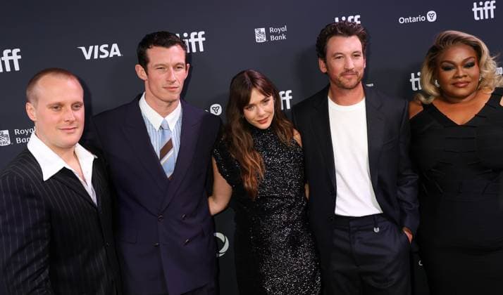 50eme Festival du Film de Toronto 7 Septembre 2025 50th Toronto International Film Festival Red carpet of the film Eternity John Early, Callum Turner, Elizabeth Olsen, Miles Teller and Da Vine Joy Randolph 448426 2025 09 07 Toronto Canada  Copyright: xIsabellexVautierx xStarfacex STAR_448426_239