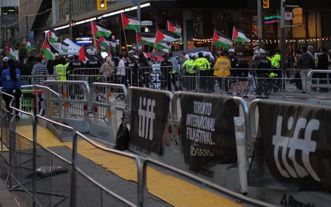 Pro-Palestinian Protest At The Toronto International Film Festival People gather for a pro-Palestinian protest at the Toronto International Film Festival in Toronto, Ontario, Canada, on September 7, 2025. Toronto Canada  Copyright: xArrushxChoprax originalFilename: chopra-notitle250908_nppaH.jpg