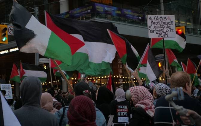 Pro-Palestinian Protest At The Toronto International Film Festival People gather for a pro-Palestinian protest at the Toronto International Film Festival in Toronto, Ontario, Canada, on September 7, 2025. Toronto Canada  Copyright: xArrushxChoprax originalFilename: chopra-notitle250908_npZ4H.jpg