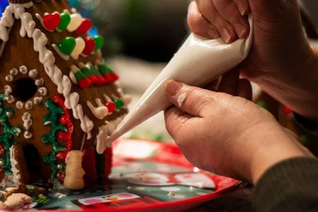 IMAGO Creative, Weihnachten, Food, Backen, Lebkuchen Icing being piped onto a gingerbread house corner Kelowna, British Columbia, Canada R_PESF250905-1820705-01