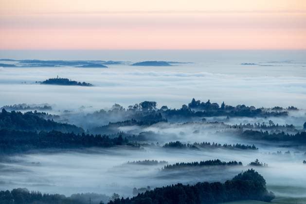 Nebelmorgen in Bayern Nebel liegt am Morgen in den Tälern im Voralpenland., Frasdorf Bayern Deutschland