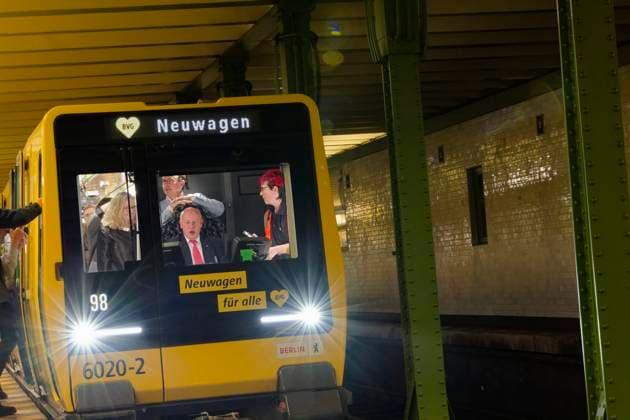 Premiere trip Berlin underground series JK 2025 09 08 Germany, Berlin Start of passenger service for the new Berlin underground series JK on the small profile lines U1 to U4 at Deutsche Oper station on the U2 line In the picture, Berlins Governing Mayor Kai Wegner CDU in the drivers cab of the new series JK during the premiere trip, next to him BV