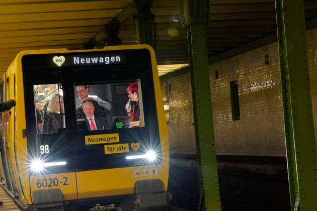 Premiere trip Berlin underground series JK 2025 09 08 Germany, Berlin Start of passenger service for the new Berlin underground series JK on the small profile lines U1 to U4 at Deutsche Oper station on the U2 line In the picture, Berlins Governing Mayor Kai Wegner CDU in the drivers cab of the new series JK during the premiere trip, next to him BV