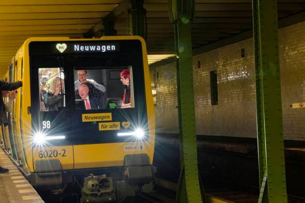 Premierenfahrt Berliner U-Bahn Reihe JK 2025-09-08 Deutschland, Berlin Start für den Einsatz der neuen Berliner U-Bahn Baureihe JK im Fahrgastbetrieb auf den Kleinprofillinien U1 bis U4 am Bahnhof Deutsche Oper der U2. Im Bild Berlins Regierender Bürgermeister Kai Wegner (CDU) im Führerstand der Neubaureihe JK während der Premierenfahrt, neben ihm BVG U-Bahnfahrerin Patricia Leis. *** Premiere trip Berlin underground series JK 2025 09 08 Germany, Berlin Start of passenger service for the new Berlin underground series JK on the small profile lines U1 to U4 at Deutsche Oper station on the U2 line In the picture, Berlins Governing Mayor Kai Wegner CDU in the drivers cab of the new series JK during the premiere trip, next to him BV