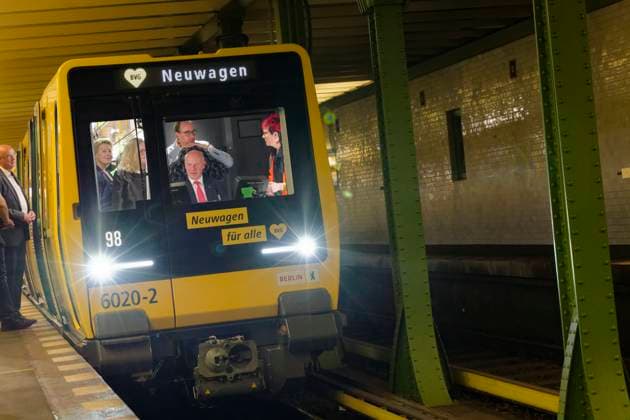 Premiere trip Berlin underground series JK 2025 09 08 Germany, Berlin Start of passenger service for the new Berlin underground series JK on the small profile lines U1 to U4 at Deutsche Oper station on the U2 line In the picture, Berlins Governing Mayor Kai Wegner CDU in the drivers cab of the new series JK during the premiere trip, next to him BV
