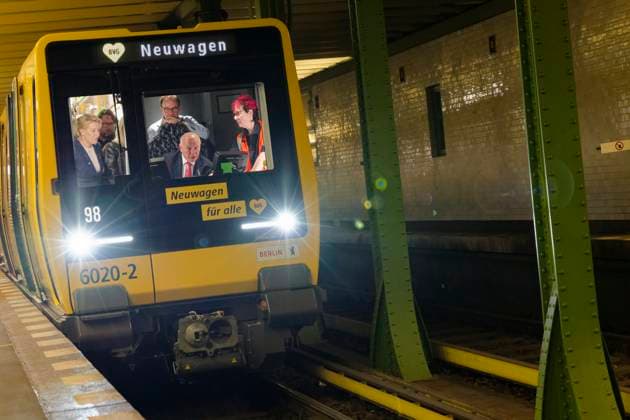 Premiere trip Berlin underground series JK 2025 09 08 Germany, Berlin Start of passenger service for the new Berlin underground series JK on the small profile lines U1 to U4 at Deutsche Oper station on the U2 line In the picture, Berlins Governing Mayor Kai Wegner CDU in the drivers cab of the new series JK during the premiere trip, next to him BV