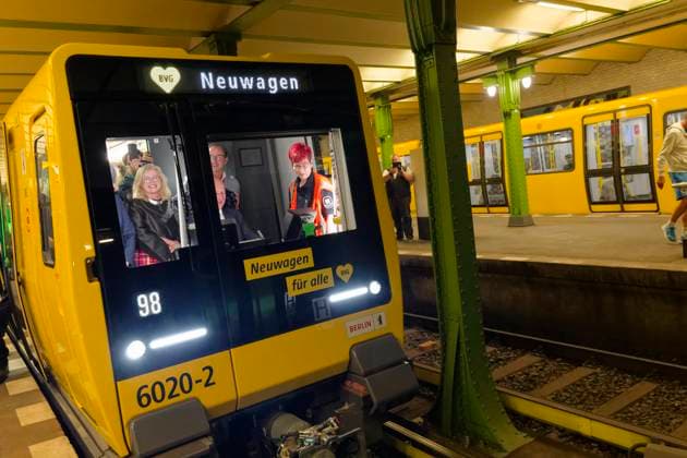 Premiere trip Berlin underground series JK 2025 09 08 Germany, Berlin Start of passenger service for the new Berlin underground series JK on the small profile lines U1 to U4 at Deutsche Oper station on the U2 line In the picture, Berlins Governing Mayor Kai Wegner CDU in the drivers cab of the new series JK during the premiere trip, next to him BV
