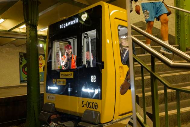 Premiere trip Berlin underground series JK 2025 09 08 Germany, Berlin Start of passenger service for the new Berlin underground series JK on the small profile lines U1 to U4 at Deutsche Oper station on the U2 line In the stations dispatching mirror Berlins Governing Mayor Kai Wegner CDU in the drivers cab of the new se