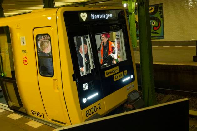 Premiere trip Berlin underground series JK 2025 09 08 Germany, Berlin Start of passenger service for the new Berlin underground series JK on the small profile lines U1 to U4 at Deutsche Oper station on the U2 line In the picture, Berlins Governing Mayor Kai Wegner CDU in the drivers cab of the new series JK during the premiere trip, next to him BV
