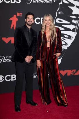 Ben Johnson and Whitney Phillips with company at the MTV Video Music Awards 2025 at the UBS Arena New York, 07 09 2025 Foto:xB.xHinex xFuturexImagex mtv_5980