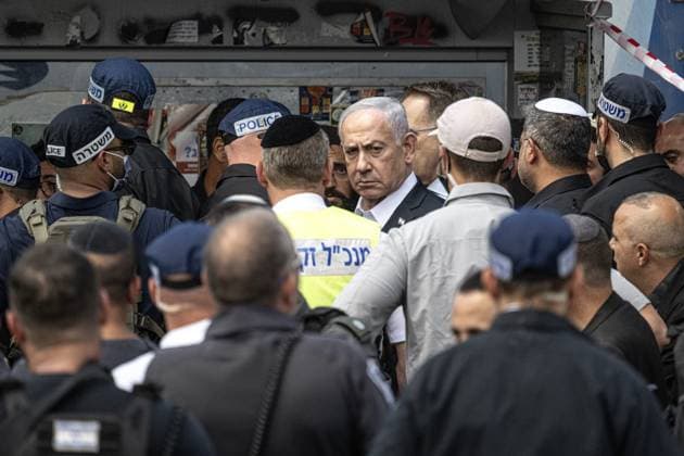Bilder des Jahres 2025, News September 09 4 killed after an attack in Jerusalem JERUSALEM - SEPTEMBER 8: Israeli Prime Minister Benjamin Netanyahu arrives the scene after an armed attack at the Ramot Junction at the entrance to East Jerusalem on September 8, 2025. Israeli police stated that two suspects involved in the attack to be shot dead, as the incident results in four fatalities and leaves 15 others injured. Mostafa Alkharouf Anadolu Jerusalem Israel. Editorial use only. Please get in touch for any other usage.  Copyright: x2025xAnadoluxMostafaxAlkharoufx