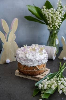 IMAGO Creative, Ostern, Bräuche, Osterbrunch Sweet homemade Easter cake panettone with meringue and creative decoration food. Preparation for Christian holiday Kulich. Easter eggs and bunny Sweet homemade Easter cake panettone with meringue and creative decoration food. Preparation for Christian holiday Kulich. Easter eggs and bunny on background, 95909410.jpg RECORD DATE NOT STATED