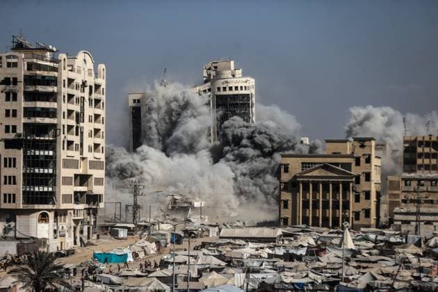 Israeli airstrike hits Al-Roya Tower in Gaza City GAZA CITY, GAZA - SEPTEMBER 08: Smoke rises from the building following the Israeli army targeted a 7-story building known as the Al-Roya Tower with an airstrike in Gaza City, Gaza, on September 08, 2025. The tower was to be completely destroyed in the attack, killing at least one person and injuring many others. Ali Jadallah Anadolu Gaza City Gaza. Editorial use only. Please get in touch for any other usage.  Copyright: x2025xAnadoluxAlixJadallahx