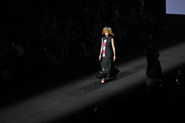 (250908) -- BEIJING, Sept. 8, 2025 -- A model presents a creation featuring embroidery of Yi ethnic group from Chuxiong Yi Autonomous Prefecture of southwest China s Yunnan Province during the 2025 China Fashion Week (Autumn) in Beijing, capital of China, Sept. 8, 2025. ) CHINA-BEIJING-FASHION WEEK-EMBROIDERY OF YI ETHNIC GROUP-CREATIONS (CN) JinxLiangkuai 