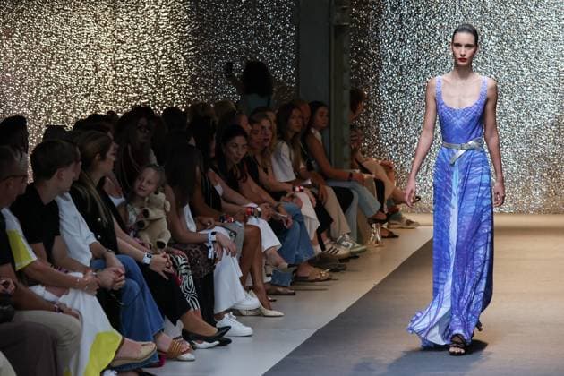 (250908) -- BUDAPEST, Sept. 8, 2025 -- A model presents a creation by Hungarian designer Peter Mero during the Budapest Central European Fashion Week in Budapest, Hungary, on Sept. 7, 2025. (Photo by Xinhua) HUNGARY-BUDAPEST-CENTRAL EUROPEAN FASHION WEEK AttilaxVolgyi 