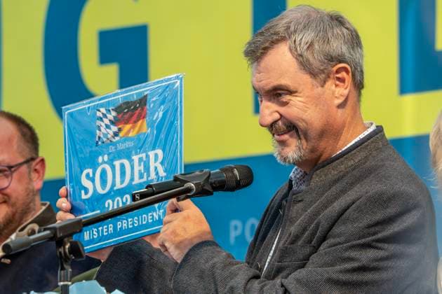Markus Söder, Bayerischer Ministerpräsident, CSU, mit Geschenk SÖDER Mister President beim Politischen Gillamoos 2025, Volksfest, Abensberg, 8. September 2025 Deutschland, Abensberg, 8. September 2025, Markus Söder, Bayerischer Ministerpräsident, CSU, Politischer Gillamoos 2025, mit Geschenk der CSU: Schild SÖDER 2025 Mister President, Hofbräuzelt, Bierzelt, Frühschoppen mit Bier und Musik, Gillamoos ist ein traditionelles bayerisches Volksfest, Gillamoos-Festwiese, Gillamooswiese, Gillamoos-Montag, Politik, Politiker, Bayern, *** Markus Söder, Bavarian Prime Minister, CSU, with gift SÖDER Mister President at the Political Gillamoos 2025, folk festival, Abensberg, September 8, 2025 Germany, Abensberg, September 8, 2025, Markus Söder