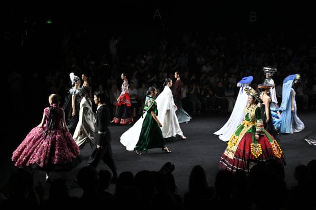 (250908) -- BEIJING, Sept. 8, 2025 -- Models present creations featuring embroidery of Yi ethnic group from Chuxiong Yi Autonomous Prefecture of southwest China s Yunnan Province during the 2025 China Fashion Week (Autumn) in Beijing, capital of China, Sept. 8, 2025. ) CHINA-BEIJING-FASHION WEEK-EMBROIDERY OF YI ETHNIC GROUP-CREATIONS (CN) JinxLiangkuai 