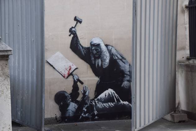 September 8, 2025, London, England, United Kingdom: The latest artwork by elusive street artist Banksy at the Royal Courts of Justice, depicting a judge hitting a protester with a gavel. The artwork was swiftly covered up after being discovered on the wall of the court in the early morning, but has since been uncovered. London United Kingdom - ZUMAv130 20250908_zip_v130_058 Copyright: xVukxValcicx