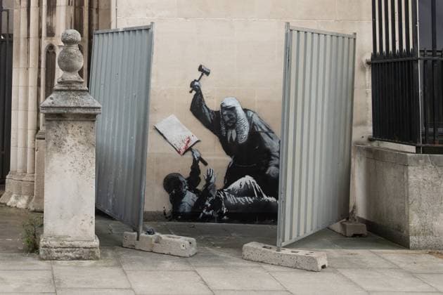 Banksy Unveils Protest Related Artwork at Royal Courts of Justice, London People take photos of Street Artist Banksy s latest work featuring a judge hitting a Protestor with a placard using a judge s gavel at Royal Courts of Justice, London, England, UK on Monday 8 September, 2025., Credit:Justin Ng Avalon UK, England, London, Royal Courts of Justice  Copyright: xJustinxNgx xAvalonx 1035331726